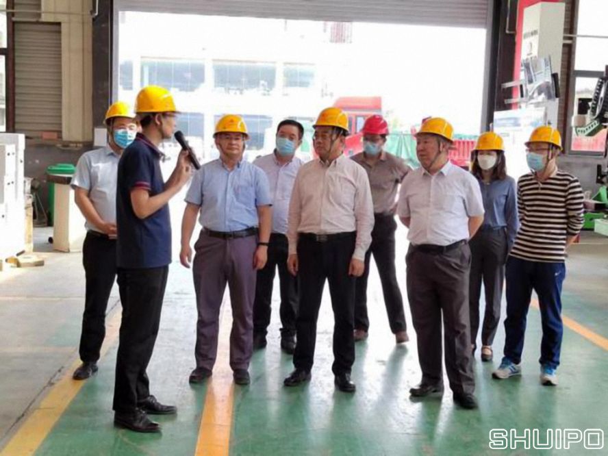 山東省科學院激光研究所所長賈中青、山東省機械設計研究院院長林江海帶領激光、高端裝備領域專家一行9人到水泊焊割實地調研 (已調整大小)